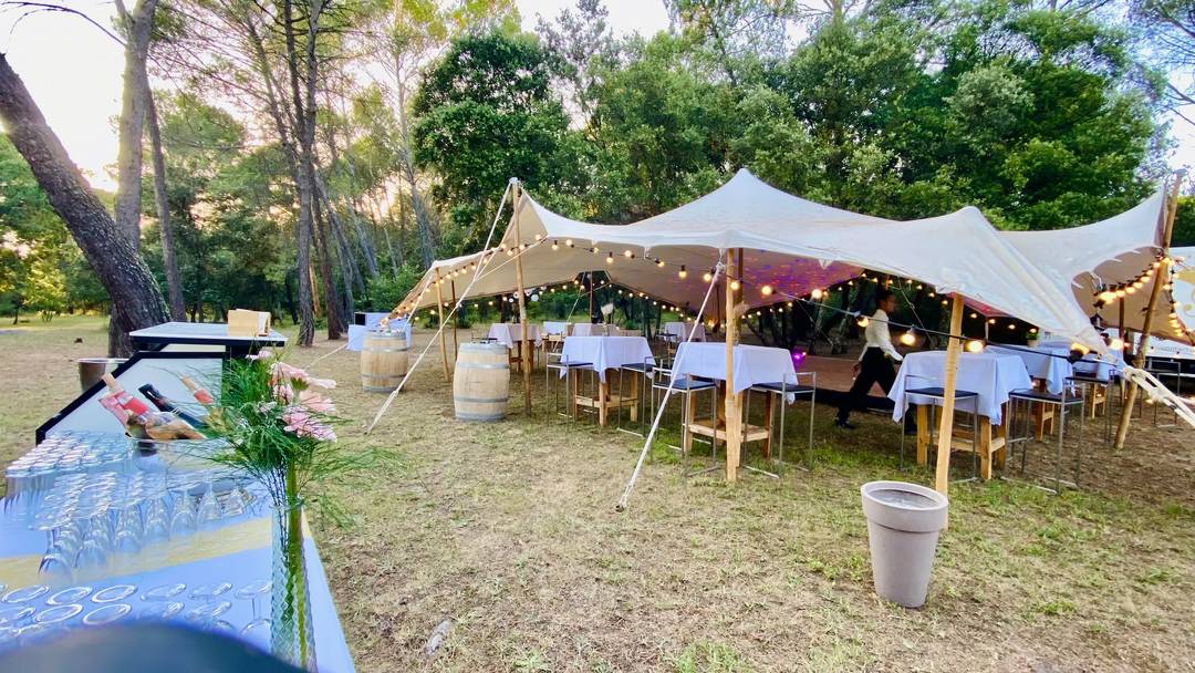 Équipe de service dressant les tables d'une réception