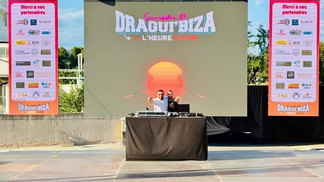 Table de mixage d'un DJ pendant une soirée de mariage