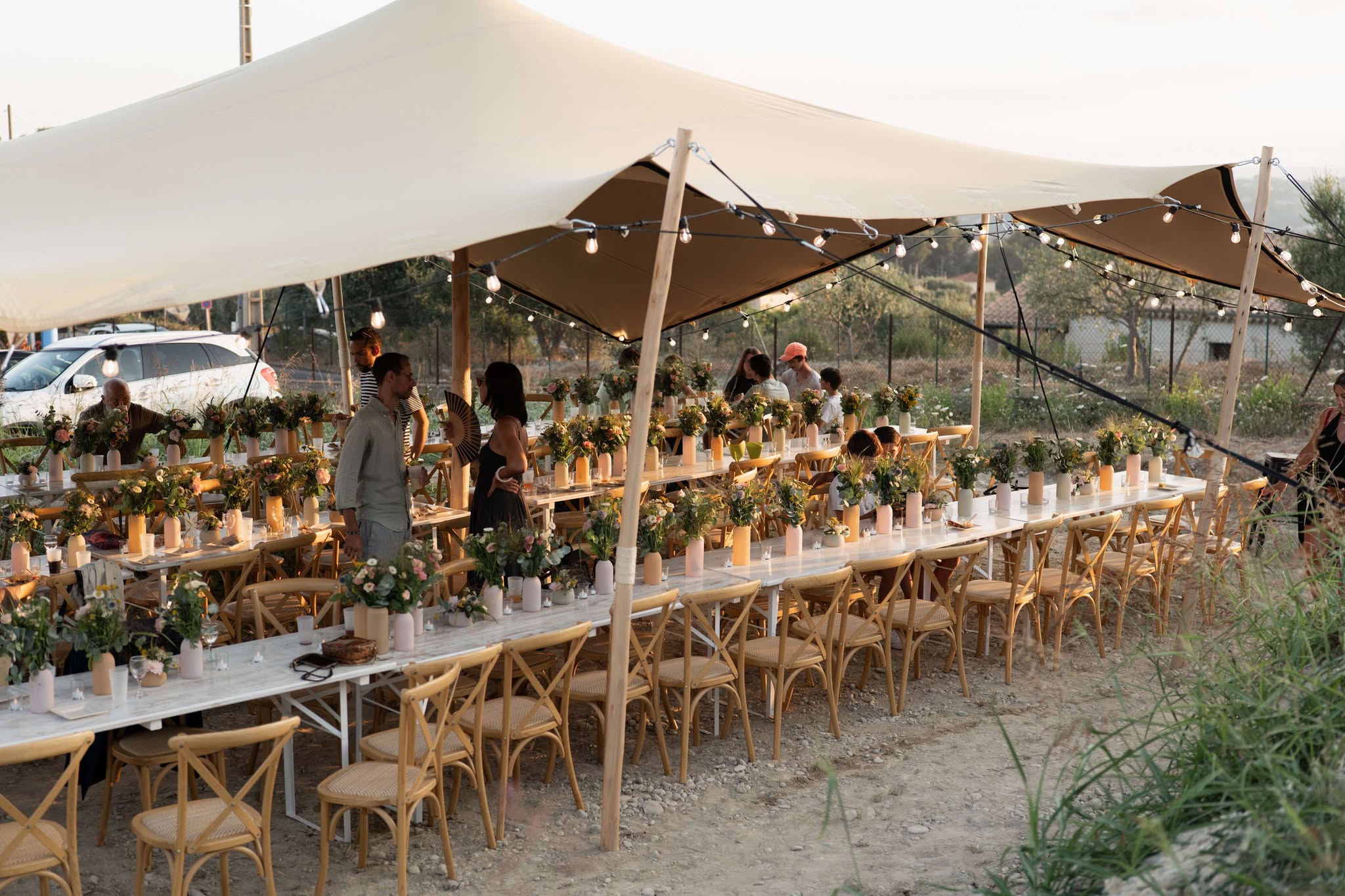 Buffet de mariage élégant dressé en extérieur en Provence